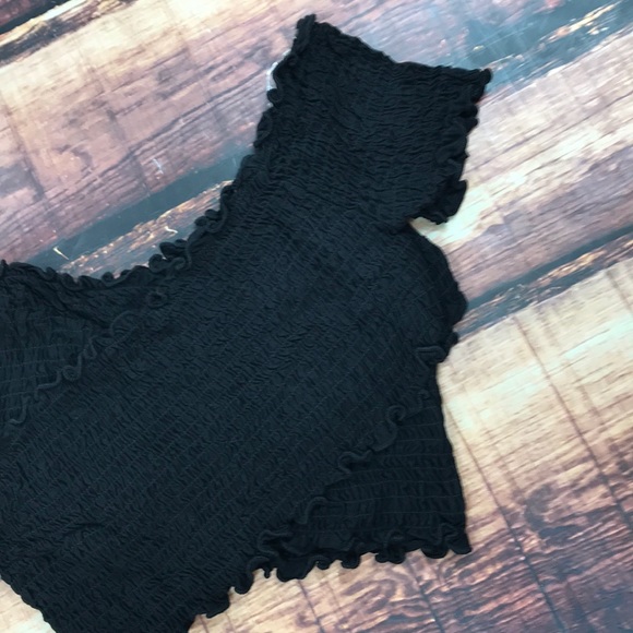 << Black Scrunchy Criss Cross Crop Top >> - Picture 4 of 7